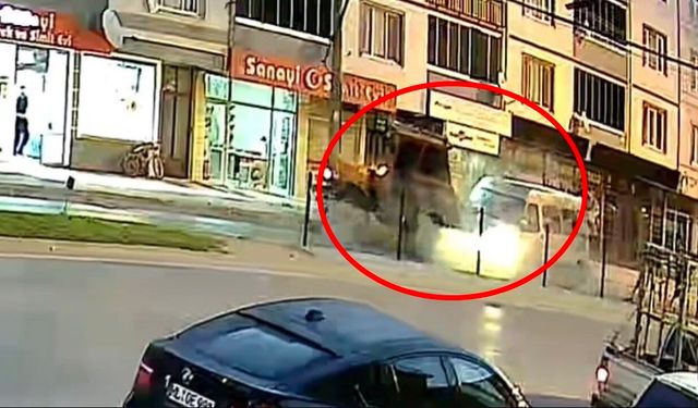Bursa’da tarım işçilerini taşıyan panelvan traktöre çarptı