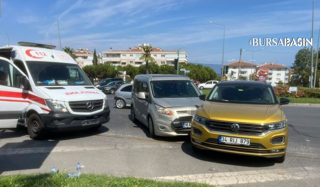 Mudanya’da Kavşakta İki Otomobil Çarpıştı: 1 Yaralı