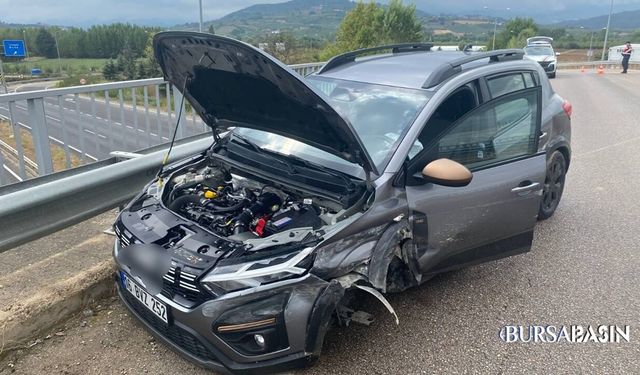 İnegöl’de otomobil köprü bariyerlerine çarptı: 2 yaralı