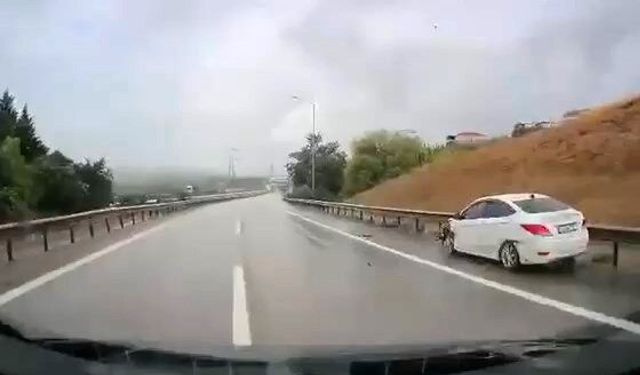 Bursa’da yağmurda hız yaptı, bariyerlere çarptı