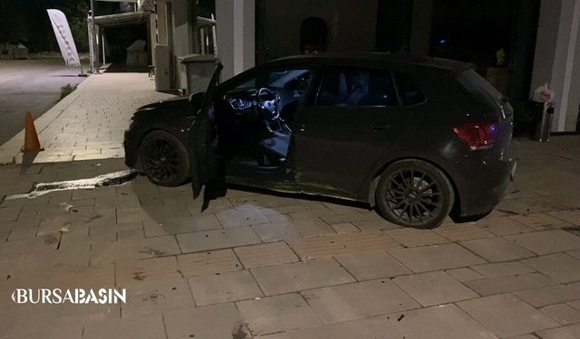 İnegöl'de otomobil kaldırıma çıktı: Sürücü yaralandı