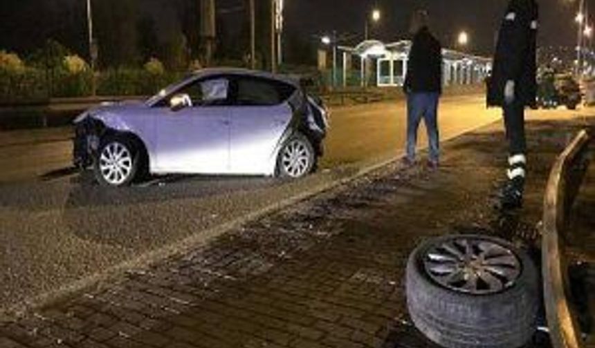 Bursa'da iki otomobil kafa kafaya çarpıştı: 4 kişi yaralandı