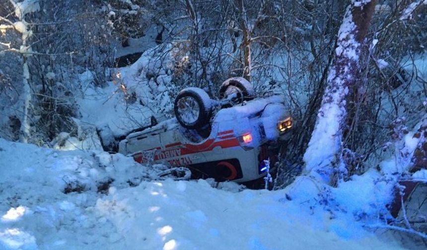 Bursa'da Hasta Nakli İçin Giden Ambulans Kaza Yaptı