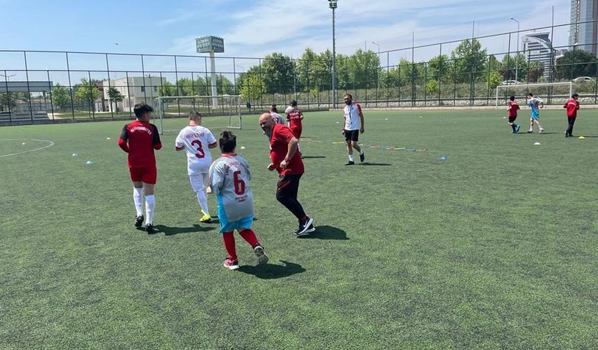 Bursa'da Down Sendromlu sporcuların katılımıyla futbol maçı