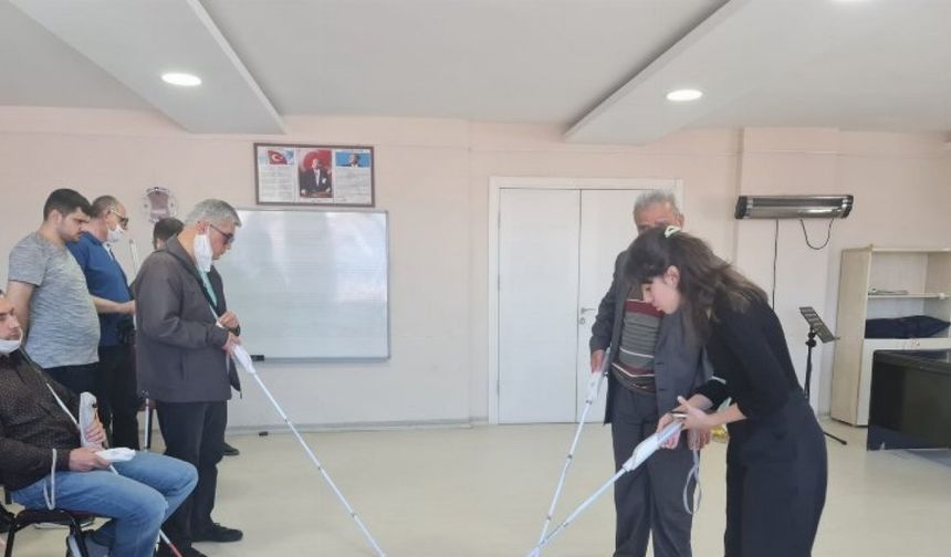 Kocaeli İzmit Belediyesi görme engelli vatandaşlara Dijital Baston Eğitimi verdi