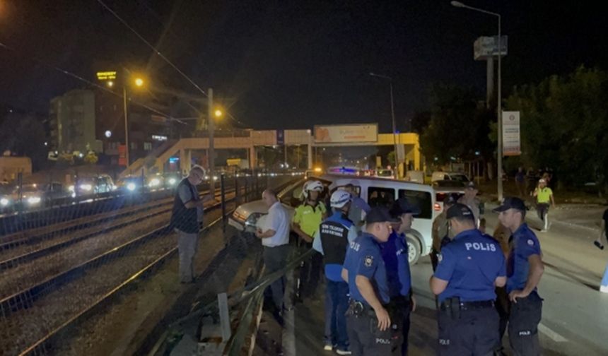 Bursa'da Kontrolünü Kaybeden Araç Metro Raylarına Düştü