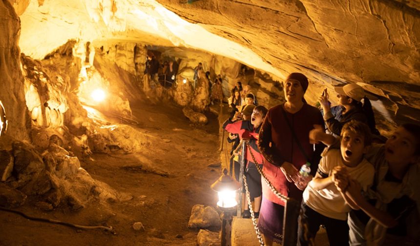 Dupnisa Mağarası turistlerin ilgi odağı oldu