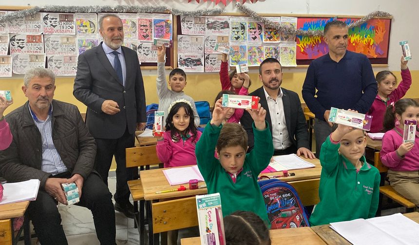 Başkan Tanır Öğrencilere Diş Bakım Seti Hediye Ediyor