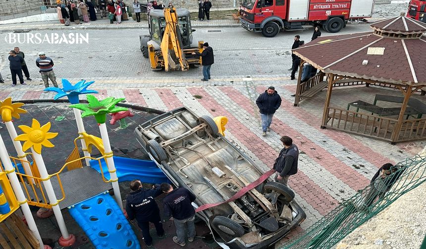 Bursa'da çocuk parkına otomobil devrildi! 1 Yaralı