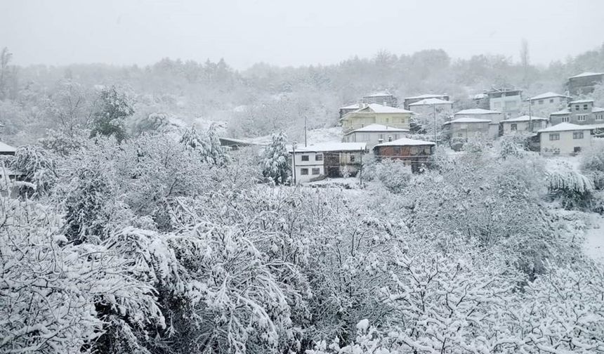 Bursa'nın Orhaneli İlçesi'nde Mevsimin İlk Karı Düştü