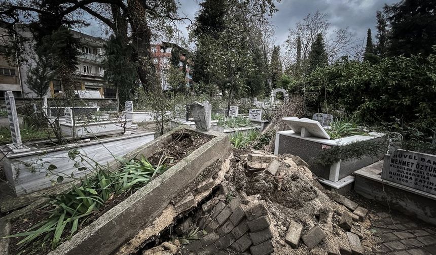 Lodosun Etkisiyle Osmangazi'de Devrilen Ağaçlar Mezarları Tahrip Etti