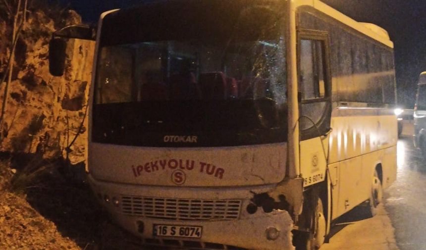 Bursa'da servis araçlarının karıştığı kazada 6 kişi yaralandı