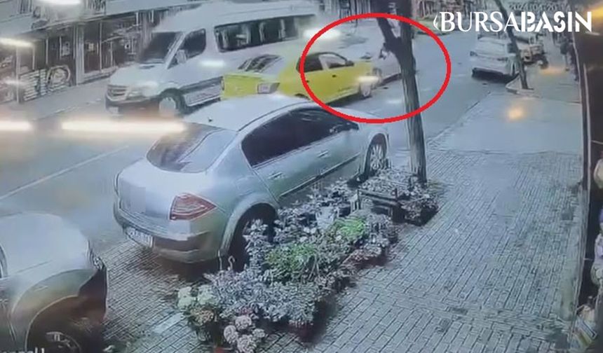 Bursa'da Kontrolden Çıkan Otomobil İki Araca Çarptı