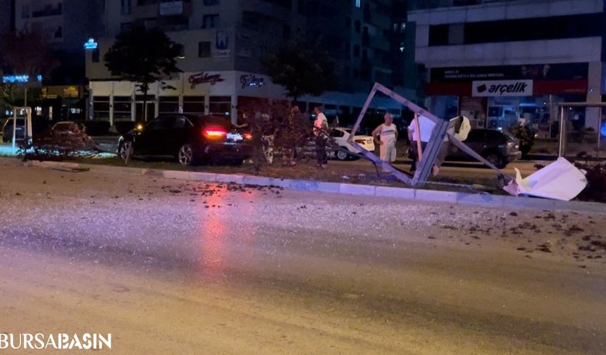 Bursa'da Aday Sürücünün Aracı Refüje Çarptı
