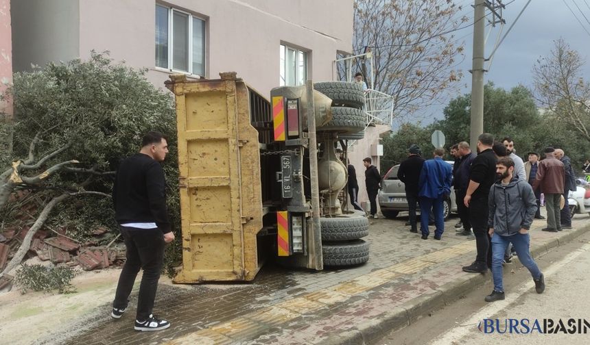 Orhangazi'de Freni Boşalan Kamyon Kazası: 2 Yaralı