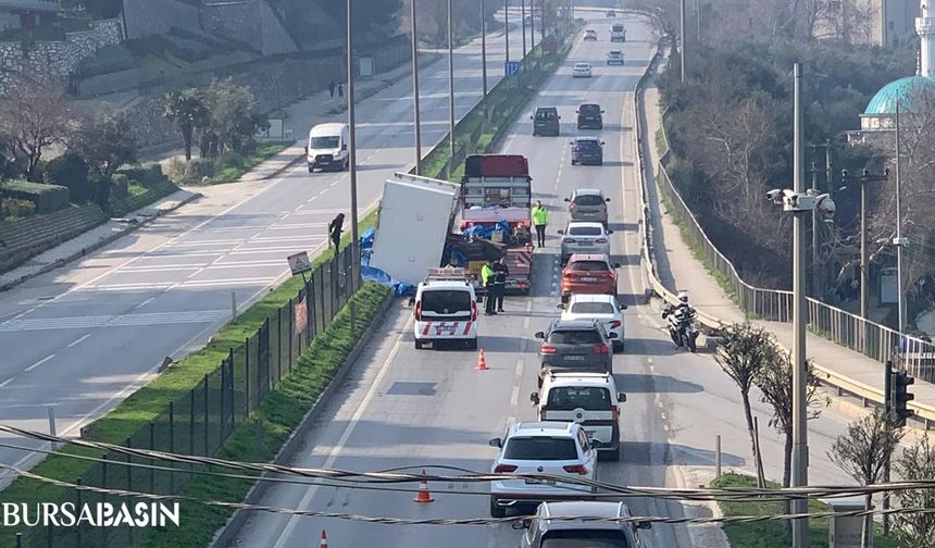 Gemlik’te Tırdaki Makine Yola Devrildi