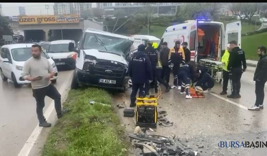 Nilüfer’de Yağışta Kamyonet Minibüsle Çarpıştı