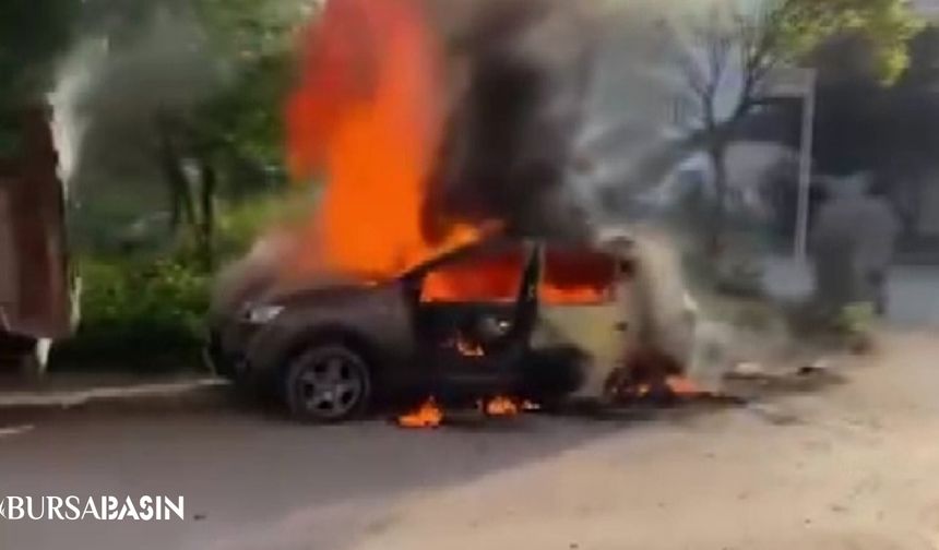 Nilüfer'de Park Halindeki Otomobil Alev Alev Yandı