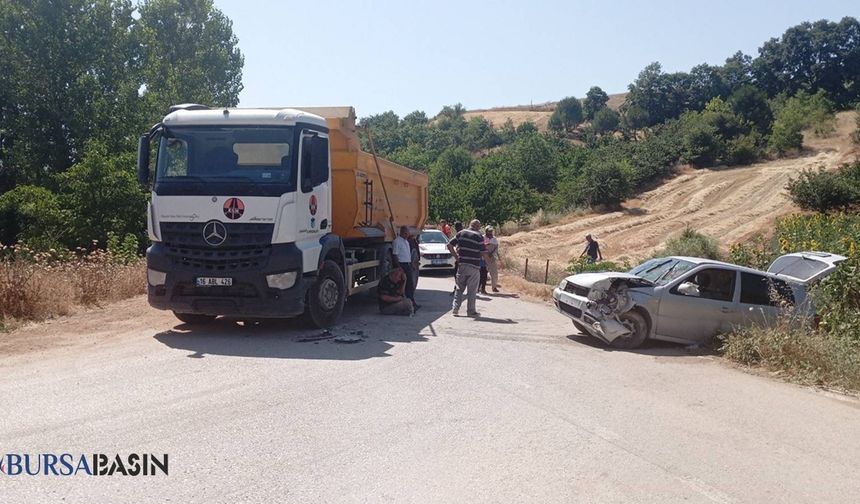 İnegöl'de hafriyat kamyonu ile otomobil çarpıştı