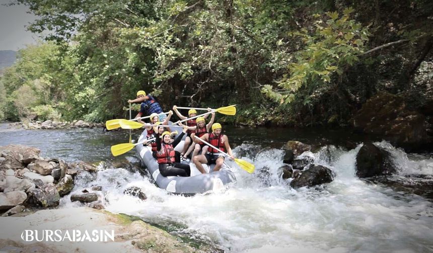 Bursa’da gençler Kocasu’da rafting heyecanı yaşadı