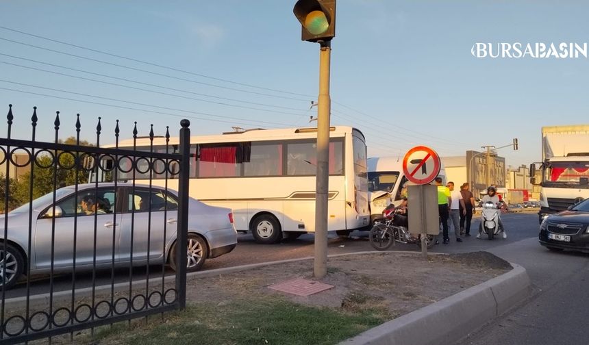 İnegöl’de minibüs ile servis çarpıştı: 4 yaralı