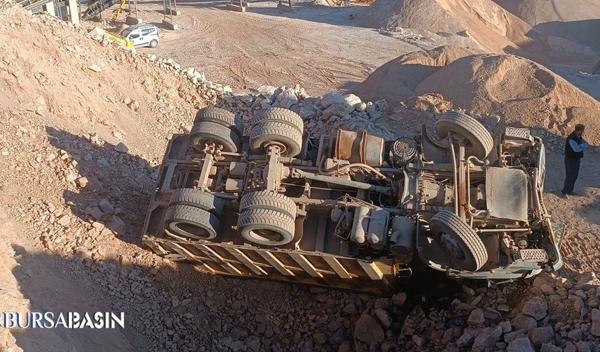 İnegöl’de hafriyat kamyonu devrildi: 1 yaralı