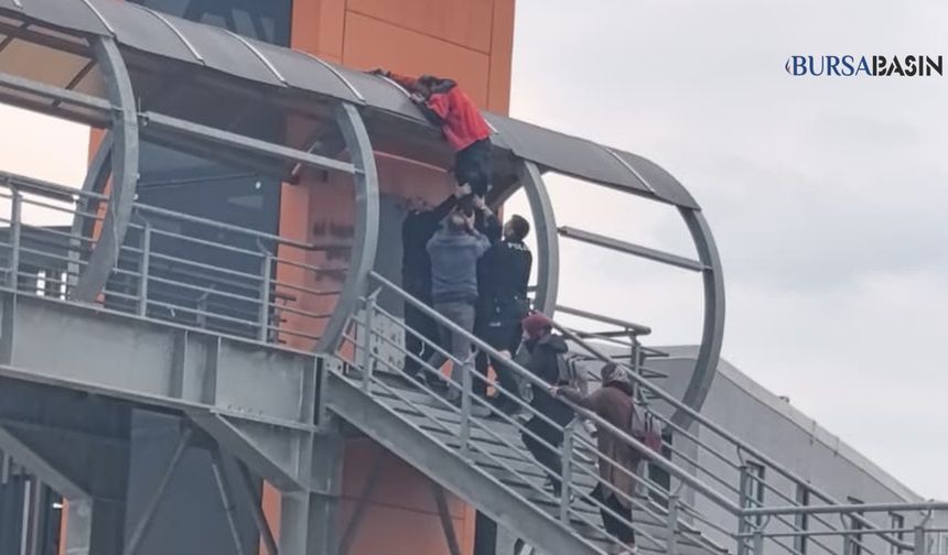 Bursa’da Üst Geçitte İntihar Girişimi Polisle Son Buldu