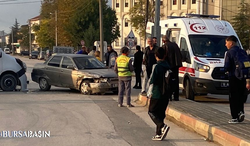İnegöl’de Servis Minibüsüyle Otomobil Çarpıştı: 1 Yaralı