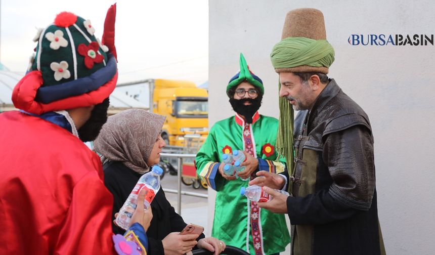 Gürsu’da Başkan Işık Evliya Çelebi Kostümüyle Su Dağıttı