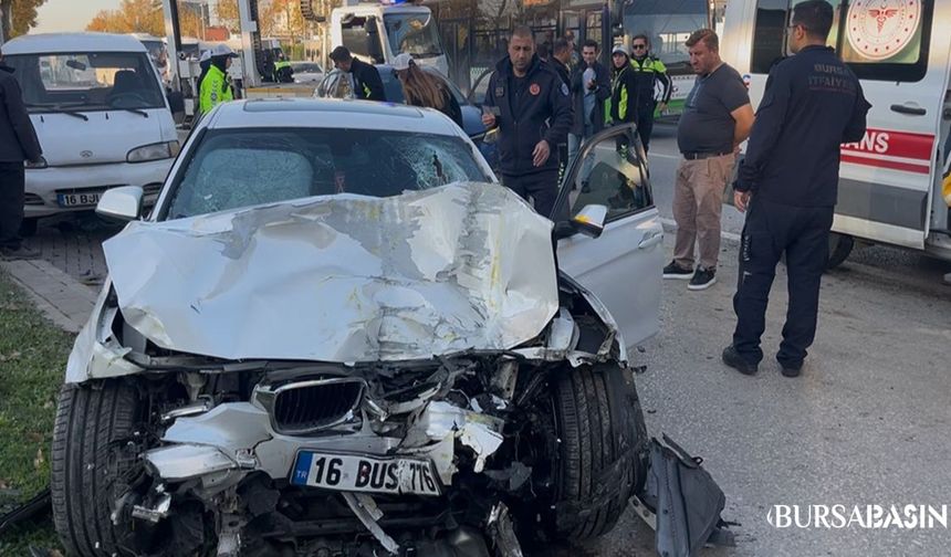 Bursa’da Yarış İddiası: İki Araç Otobüse Çarptı, 13 Yaralı