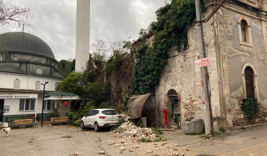 Mudanya’da Fırtına Tarihi Kilisenin Bir Bölümünü Yıktı