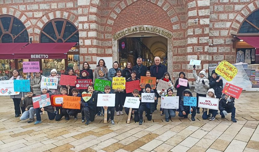 Minik Öğrenciler Bursa’da Kardeşlik Mesajı Verdi