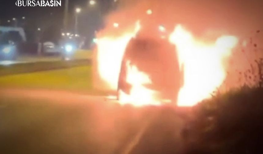 Bursa'da Seyir Halindeki Otomobil Alev Topuna Döndü