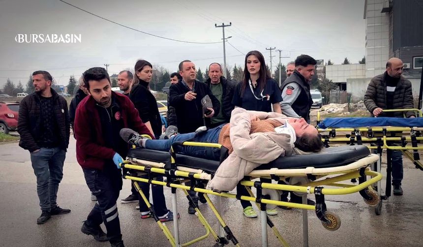 İnegöl'de Kavşak Faciası: Çarpışıp Direğe Saplandı!