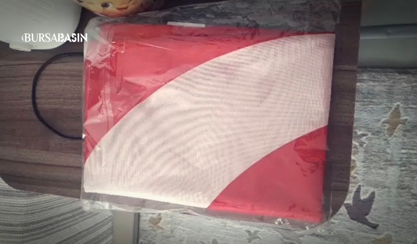 Bursa’da kuryeden bayrağa saygı dersi