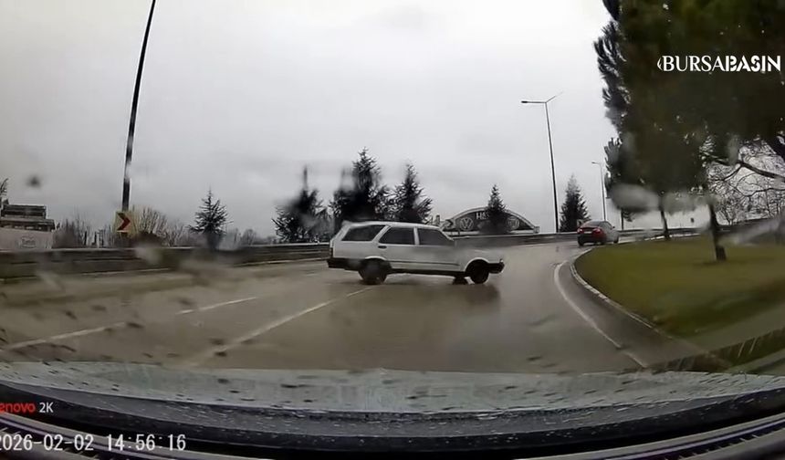 Yağmurda Kontrolden Çıkan Tofaş Spin Attı