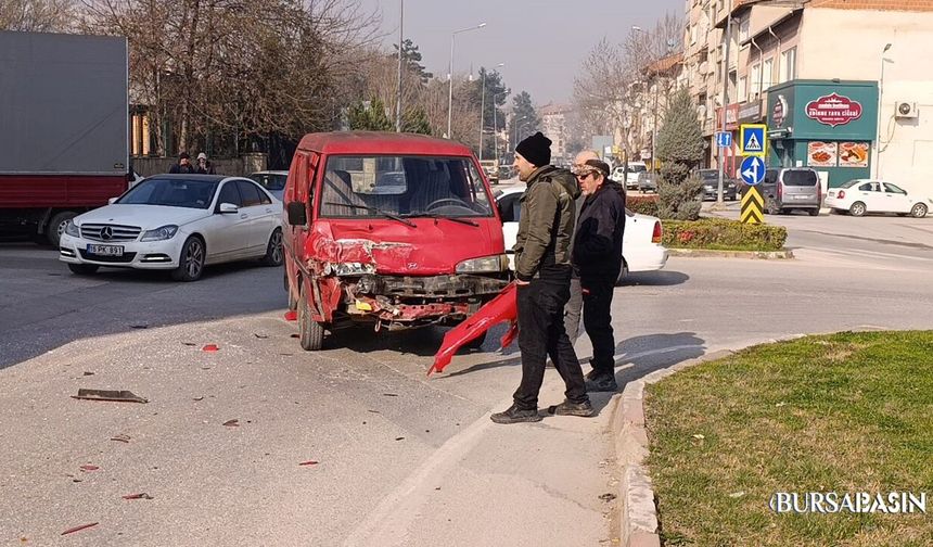 İnegöl’de Halk Otobüsü İle Minibüs Çarpıştı