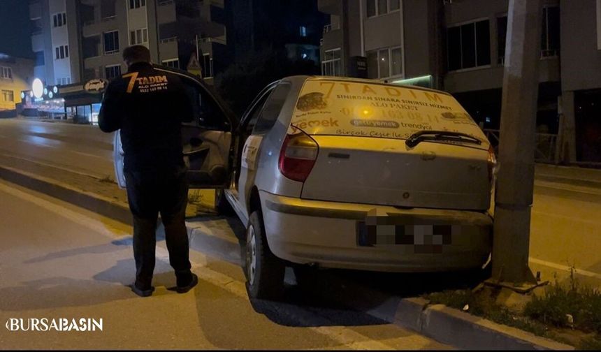 Osmangazi’de Park Edilen Araç Direğe Çarptı