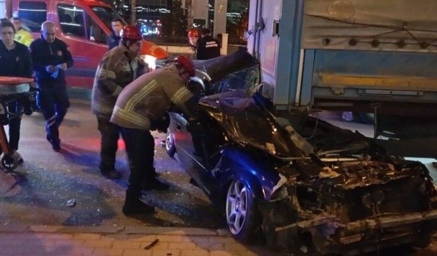Bursa’da Otomobil Tırın Altına Girdi