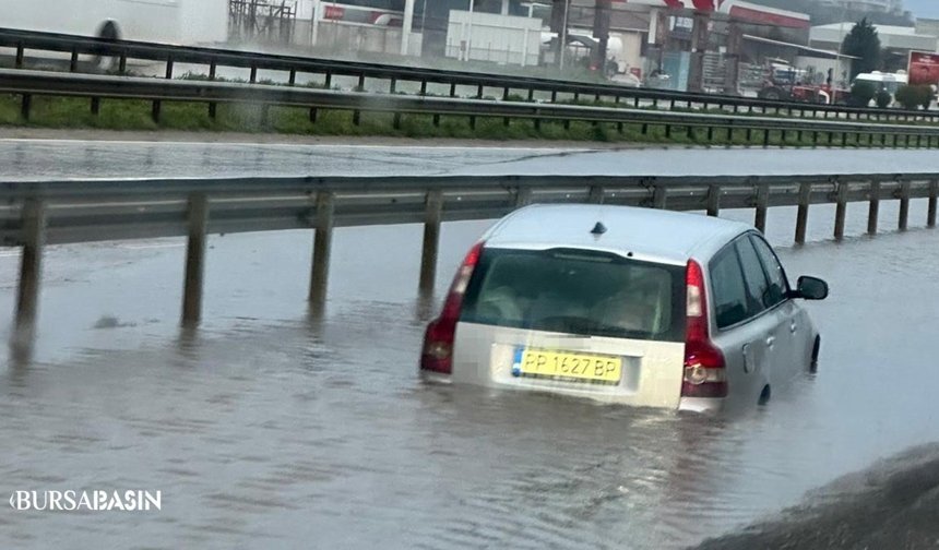 Bursa’da Yol Göle Döndü: Araç Mahsur Kaldı