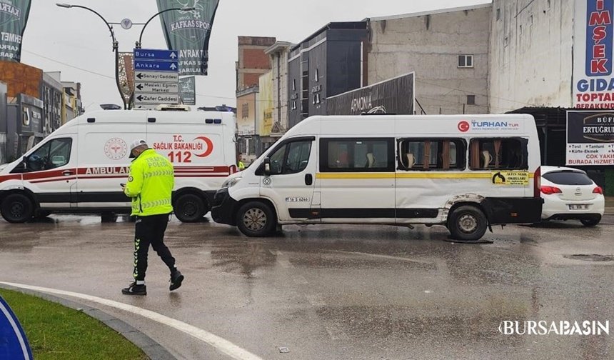İnegöl’de Servis ile Kamyon Çarpıştı: 4 Yaralı