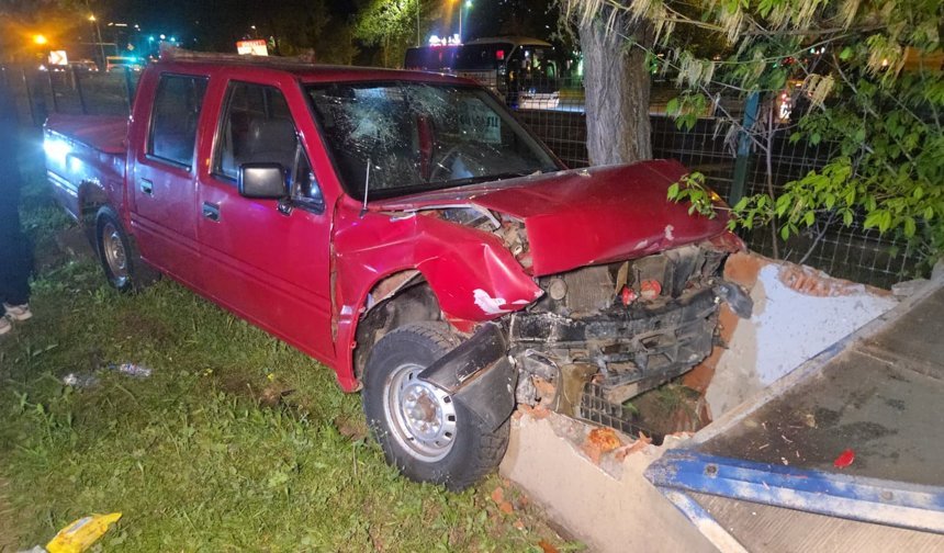 Orhangazi'de Kamyonet Refüje Uçtu