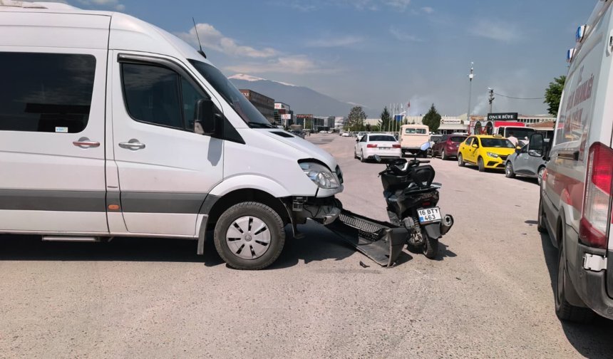 İnegöl’de Minibüsle Çarpışan Motosiklette Baba-Kız Yaralandı