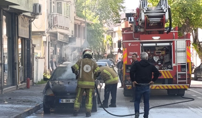 İnegöl’de Park Halindeki Otomobil Alevlere Teslim Oldu