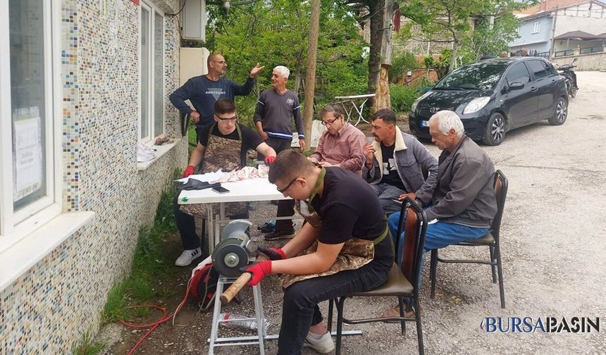 İnegöl’de Öğrencilerden Bayram Öncesi Ücretsiz Bıçak Bileme