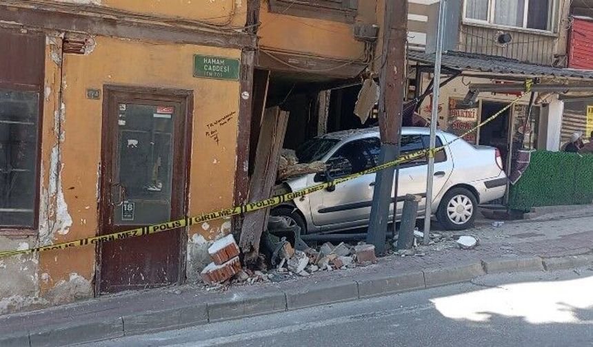 Bursa’da Freni Boşalan Araç Eve Çarptı