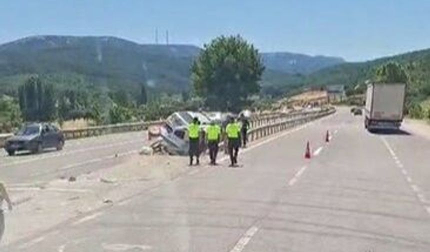 Bursa'da Feci Kaza! Araçlar Bariyerlere Saplandı