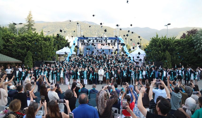 BTÜ'de Binin Üzerinde Öğrenci Mezuniyet Sevinci Yaşadı