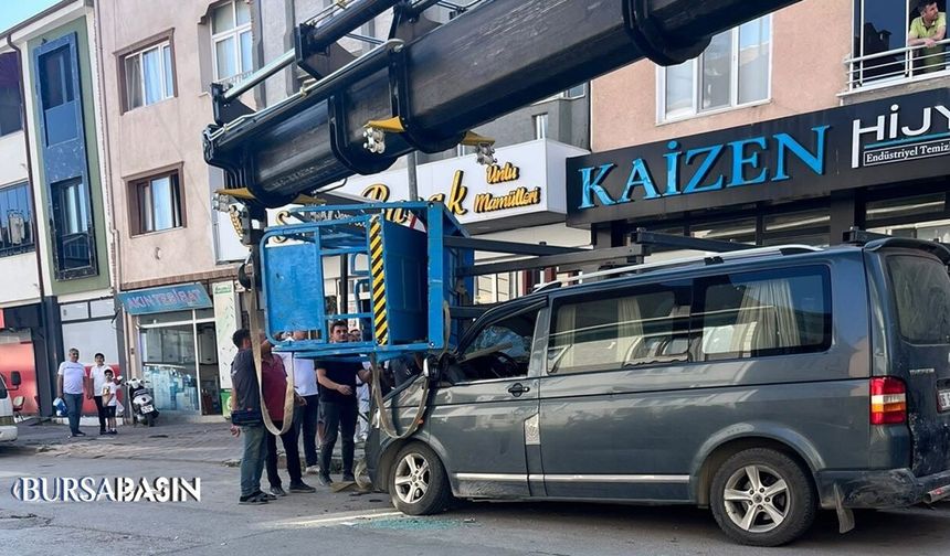 İnegöl’de Taşıma Asansörü Minibüsün Üzerine Devrildi