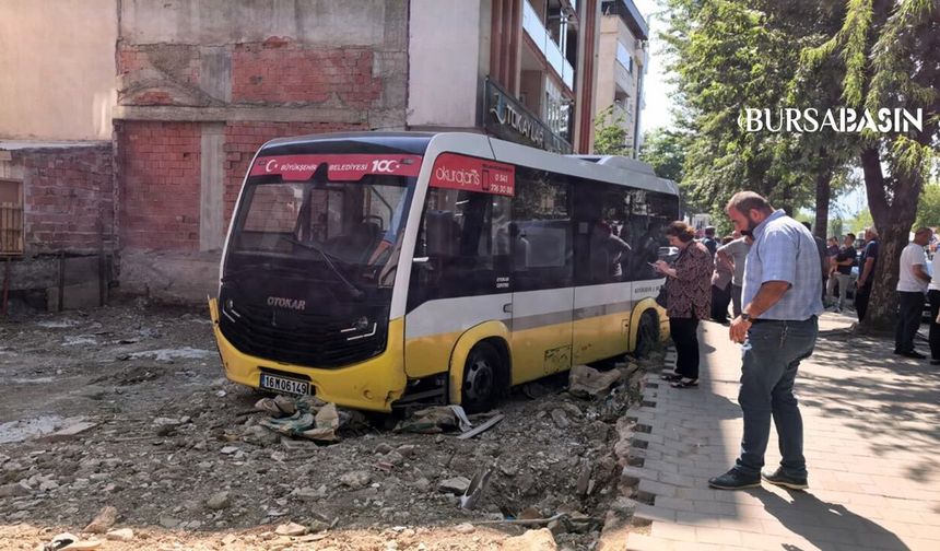 İnegöl’de Kontrolden Çıkan Minibüs İş Yerine Çarpıp Arsaya Uçtu